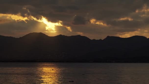 太陽の光は 山の上の暗い雲の背景に照らされています 高品質の4K映像 — ストック動画