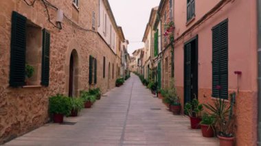 Alcudia şehrinin boş caddesinin manzarası. Yüksek kalite 4k görüntü