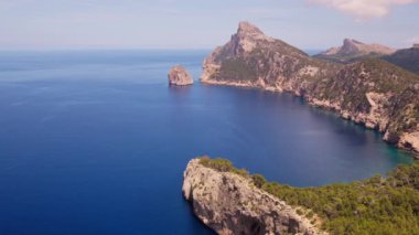 Mallorca adasında güzel bir yer, gözlem güvertesinden manzara. Yüksek kalite 4k görüntü
