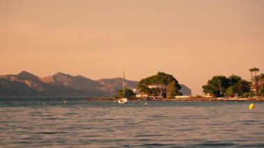 Park etmiş yatı olan güzel bir sahil manzarası. Yüksek kalite 4k görüntü