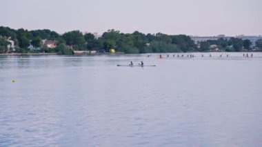 Bir grup sporcu gölde kayak yapıyor. Yüksek kalite 4k görüntü