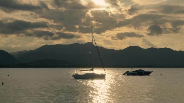 美丽的游艇映衬着夕阳的天空 高质量的4K镜头 — 图库视频影像