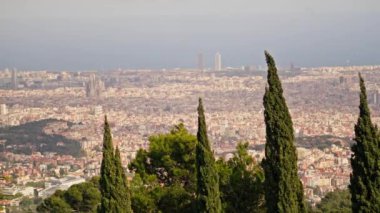 Tepenin tepesinden bir şehir manzarası