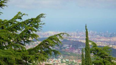 Tepenin tepesinden bir şehir manzarası