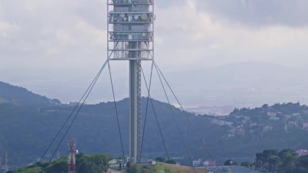 Ένας Ψηλός Πύργος Στην Κορυφή Ενός Καταπράσινου Λόφου — Αρχείο Βίντεο