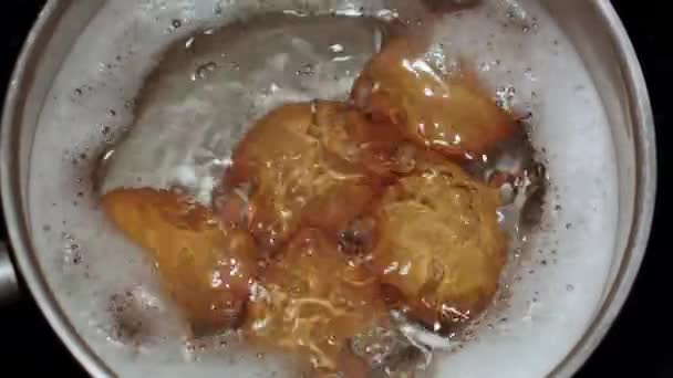 Белая Чаша Наполненная Апельсинами Жидкостью — стоковое видео