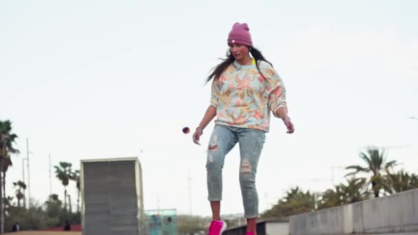 Una Donna Che Cavalca Uno Skateboard Lungo Una Strada — Video Stock