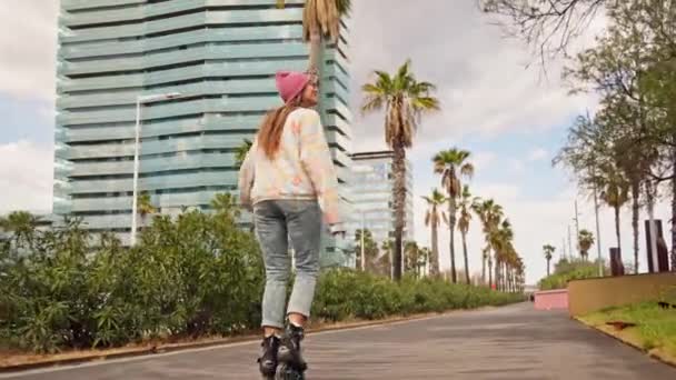 Uma Mulher Andar Skate Numa Rua — Vídeo de Stock