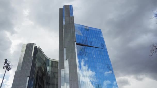 Gökyüzü Arkaplanı Olan Çok Yüksek Bir Bina — Stok video