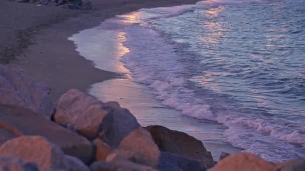 Una Playa Con Rocas Agua Atardecer — Vídeo de stock