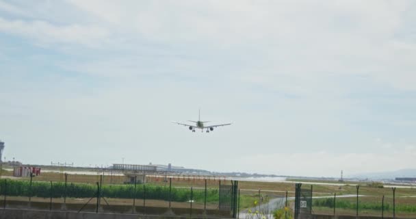 Een Vliegtuig Vliegt Laag Een Landingsbaan — Stockvideo