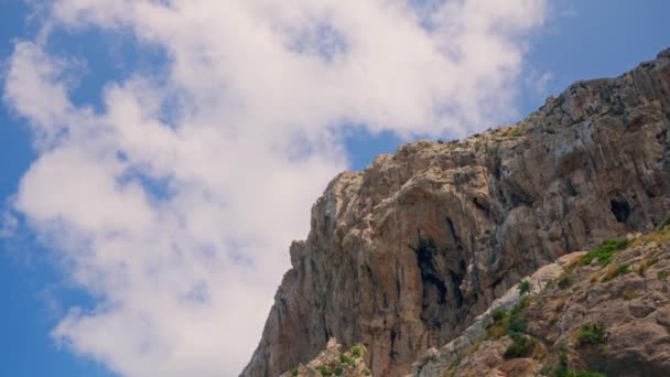 Bir Kayanın Arka Planında Beyaz Bulut Yüksek Kalite Görüntü — Stok video