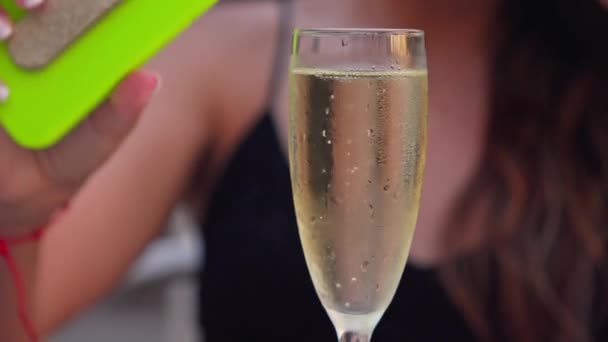 Primo Piano Una Persona Che Tiene Bicchiere Champagne — Video Stock