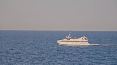 Okyanusun ortasında beyaz bir tekne