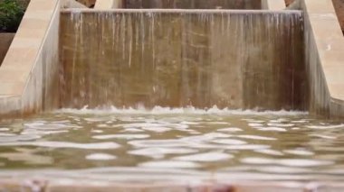 Parkta çağlayan çeşme. Yüksek kalite 4k görüntü