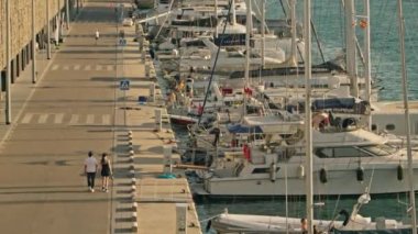 Yan yana park etmiş bir grup tekne.