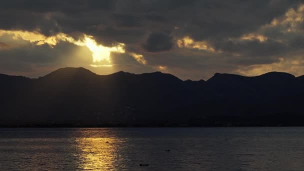 美丽的山景映衬在海湾的背景上 夕阳西下 高质量的4K镜头 — 图库视频影像