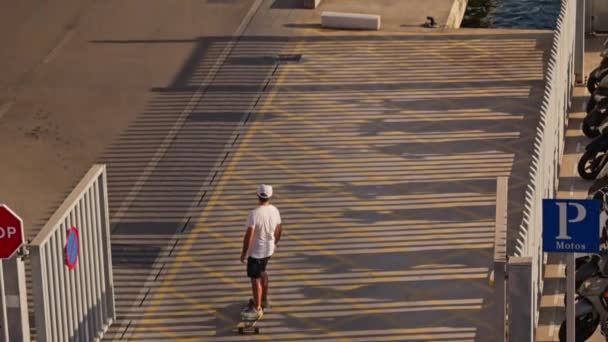 Otoparkta Kaykay Süren Bir Adam — Stok video