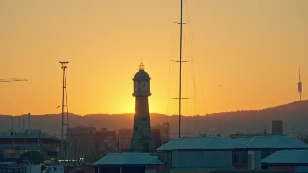 Güneş Elinde Saatle Bir Kulenin Arkasında Batıyor — Stok video