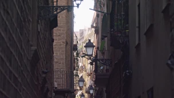 Une Rue Étroite Bordée Hauts Bâtiments Briques — Video