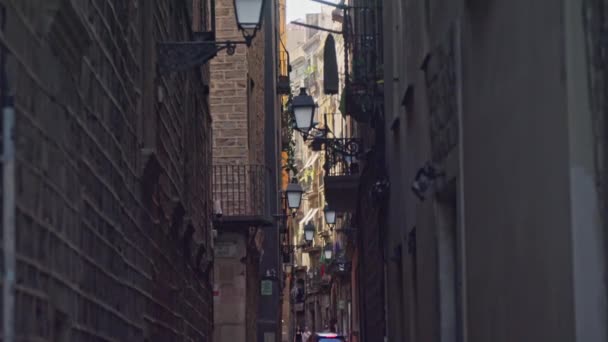 Ένας Στενός Δρόμος Της Πόλης Ανθρώπους Περπατούν Αυτόν — Αρχείο Βίντεο