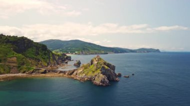 Okyanusun ortasındaki küçük bir adanın havadan görünüşü.