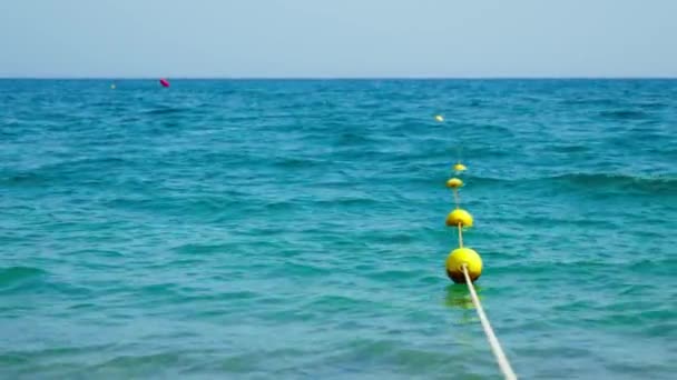 Widok Żółte Boje Plaży Piękna Woda Wysokiej Jakości Materiał — Wideo stockowe