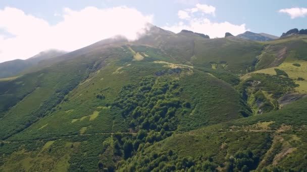緑豊かな山脈を眺める — ストック動画