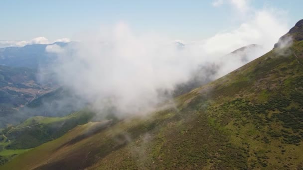 Una Vista Aérea Una Montaña Con Nubes — Vídeos de Stock