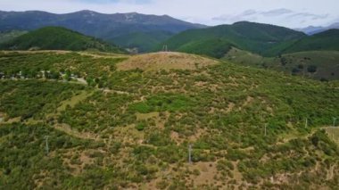 Dağlardaki bir yolun havadan görünüşü.