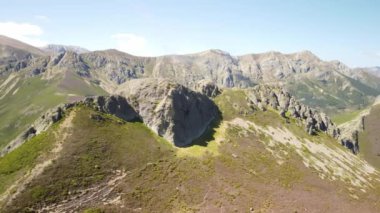 Dağlardaki bir dağ sırasının havadan görünüşü