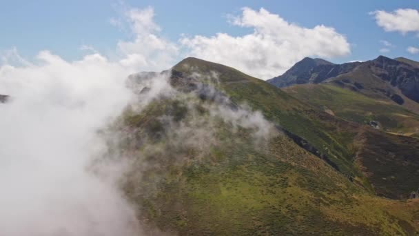 Luftaufnahme Eines Gebirges Mit Wolken Vordergrund — Stockvideo