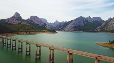 Büyük bir su kütlesi üzerinde büyük bir köprü.