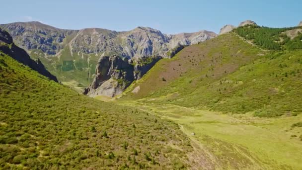 バックグラウンドに山がある谷の空中眺望 — ストック動画