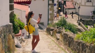 Selfie Kraliçesi Anını Cep Telefonuyla Yakalıyor