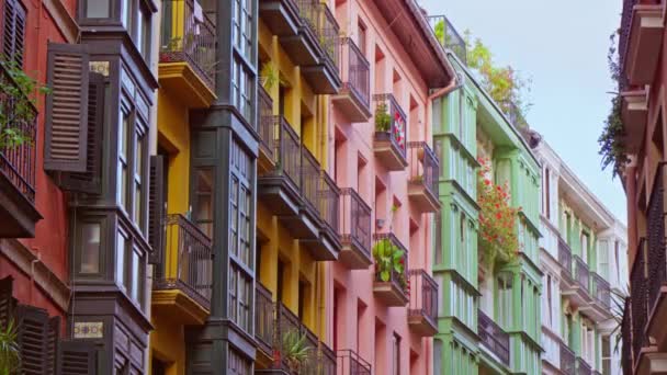 빌바오의 매력적인 발코니가있는 다채로운 — 비디오