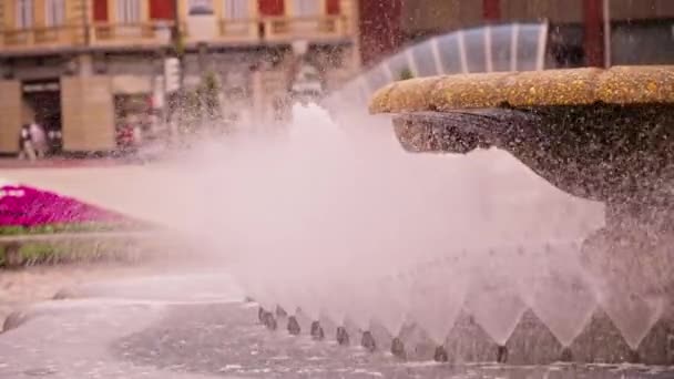 Fontana Che Vomita Acqua Urban Street — Video Stock
