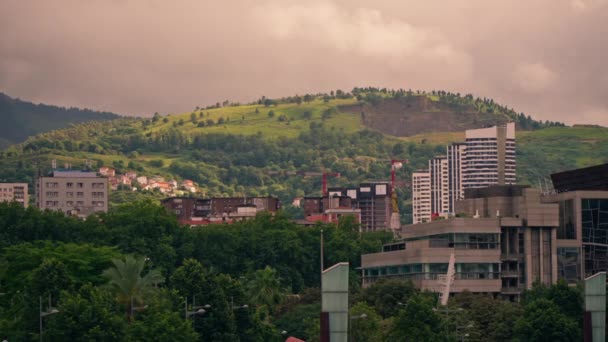 Stadtbild Mit Majestätischem Berg Der Ferne — Stockvideo