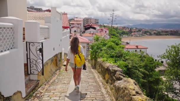 Femeie Mergând Jos Cale Rucsac Galben Vibrant — Videoclip de stoc