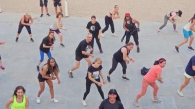 Bir grup insan yan yana duruyor.