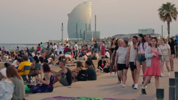 Una Folla Persone Piedi Una Spiaggia — Video Stock