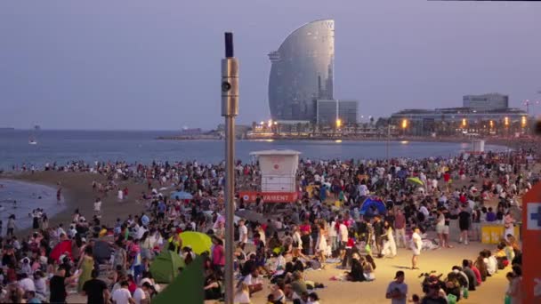 海の近くのビーチにいる人々の群衆 — ストック動画