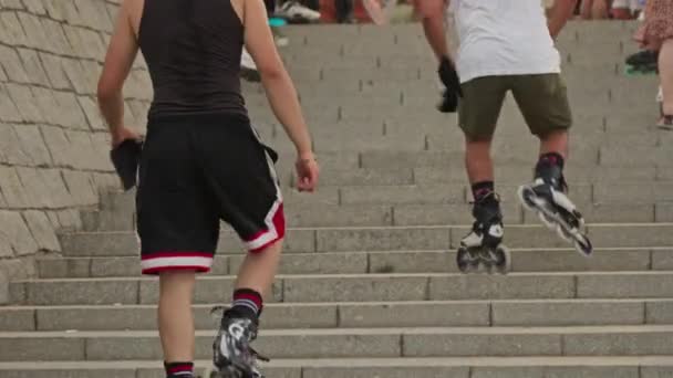 Μια Ομάδα Skateboarders Ιππασία Κάτω Από Μια Πτήση Της Σκάλας — Αρχείο Βίντεο