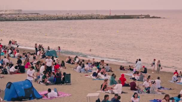 Tłum Ludzi Siedzących Piaszczystej Plaży — Wideo stockowe