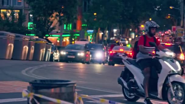 街の通りでスクーターに乗っている男 — ストック動画