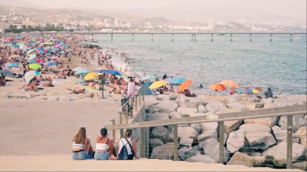 Grupa Ludzi Siedzących Plaży Nad Oceanem — Wideo stockowe