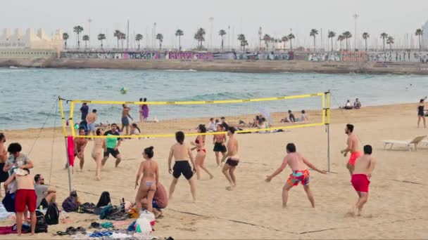 Grupo Personas Jugando Voleibol Una Playa — Vídeo de stock