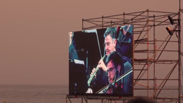 Большой Рекламный Щит Мужчиной Играющим Саксофоне — стоковое видео