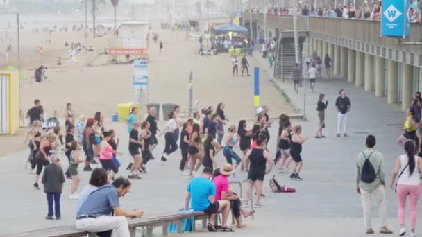 Група Людей Стоять Піщаному Пляжі — стокове відео