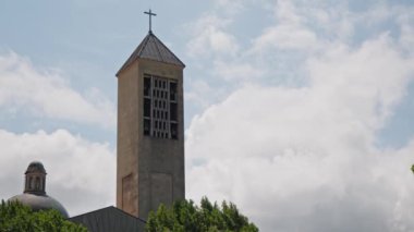 Tepesinde haç olan kule, Gökyüzüne doğru uzanan sembolik bir yapı